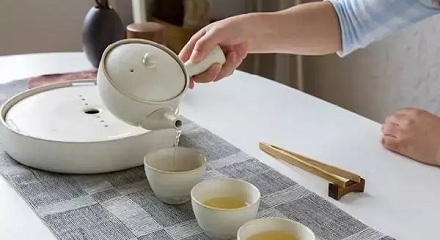 喝茶可以代替喝水吗?