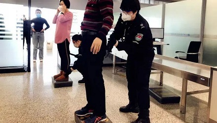 为啥过安检时要站到一个小台子上?