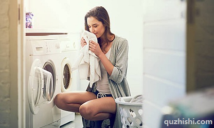 女生闻伴侣的脏衣服能「纾压」?