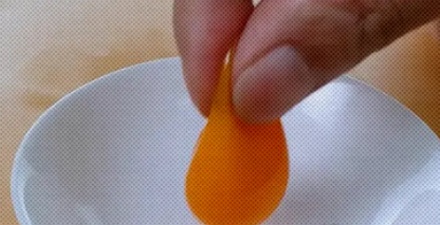 为什么捏过大蒜后的手指,竟能把蛋黄从蛋清中拎出来?