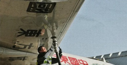 飞机为啥要把百吨的油装进机翼里?不怕折断吗?
