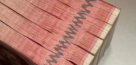 为什么人民币上的金属线不在同一位置?