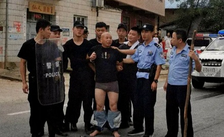 为啥抓嫌犯时要脱掉他的裤子?