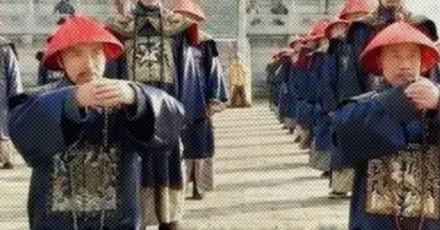 清朝臣子参见皇帝,为什么要拍两下衣袖?