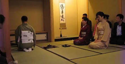 为啥日本人那么喜欢跪坐?