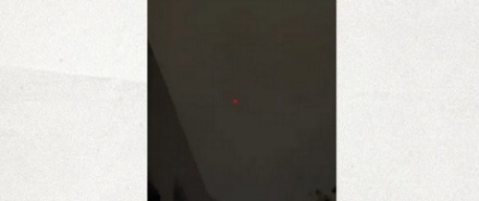 晚上半空中一边闪一边动的小红灯,到底是什么?