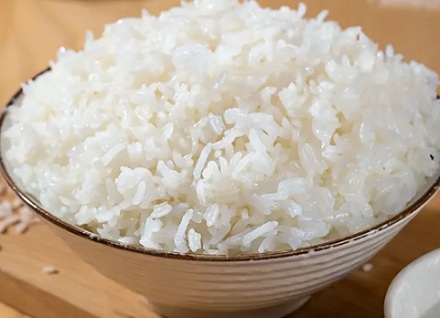 为什么食物在水中煮会变软,而在油中则会变脆?