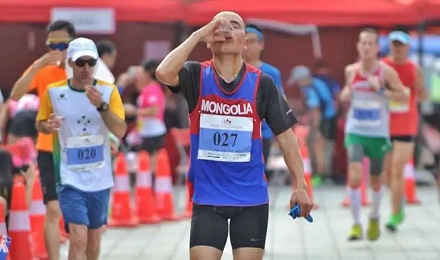 为什么运动员喝水,立刻吐出来?