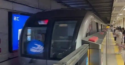 为什么地铁到站停车时,车门能对那么准?