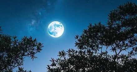 为什么晚上看到的月亮,有时是黄的,有时是白的?