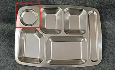 不锈钢餐盘上的小圆格子,到底是用来放什么的?