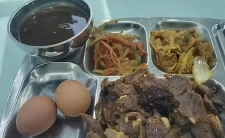 不锈钢餐盘上的小圆格子,到底是用来放什么的?