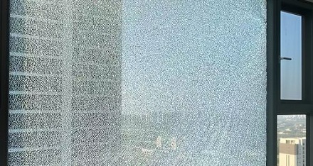 浴室钢化玻璃的膜,为啥干万不能随便揭掉?