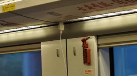 为什么高铁要把插座位置设计得这么刁钻?