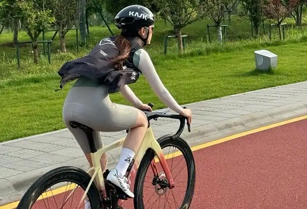骑手骑车时,为什么会忽然在前面拍拍屁股?