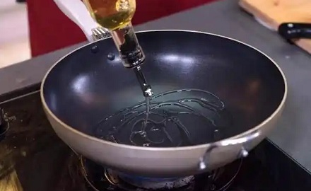 「热锅凉油」能防粘锅的原理是什么?