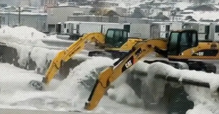 为什么日本一到冬天,就用控掘机搅拌海水?