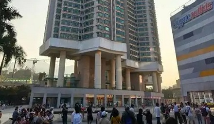 香港的大楼底部为什么只有几根柱子?