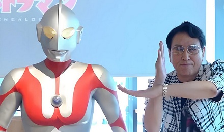 奥特曼发射光波时，为什么要佝着身子？