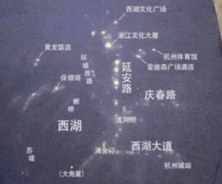 夜空里为什么会倒映出城市 CBD 的地图?
