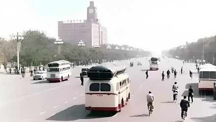 为什么上世纪公交车上面都顶着一个大包?