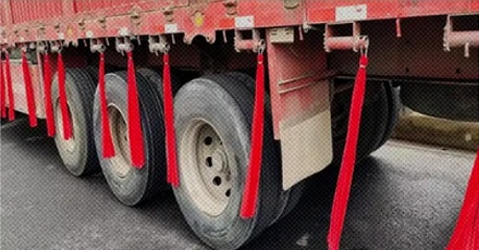 为什么大型货车轮胎上面都要挂一片红布?