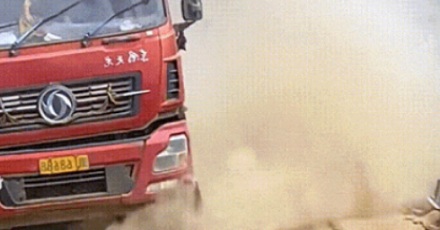 为什么大型货车轮胎上面都要挂一片红布?