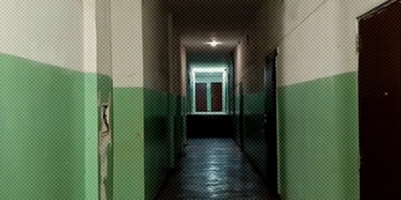 为什么小时候学校、医院、火车站的墙，总是「上白下绿」？