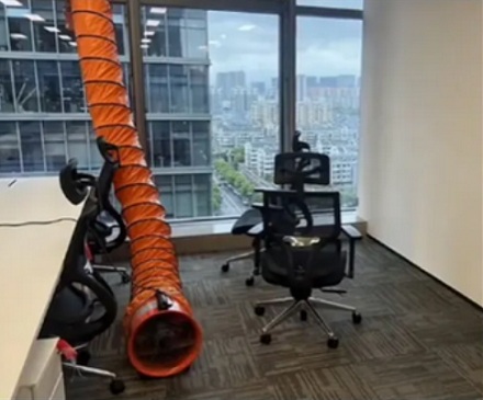 高楼的玻璃幕墙里突然伸出的一堆管子是干嘛用的？