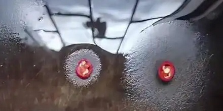 把切好的辣椒放在案板上，周围的水为什么会向四周散去？