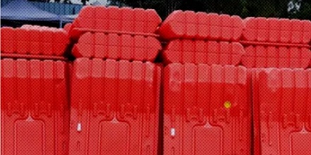 马路上常见的红色路障为啥「水马」?