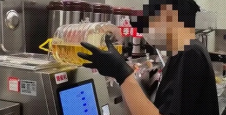 为什么蜜雪冰城的员工会哐哐往机器里倒「菜籽油」?
