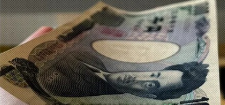 为啥把日元放在手心里，一会儿它就自动卷起来了？