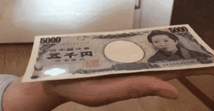 为啥把日元放在手心里,一会儿它就自动卷起来了?