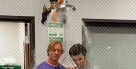 为什么实验室里会装着淋浴器，有人在实验室冲澡吗？