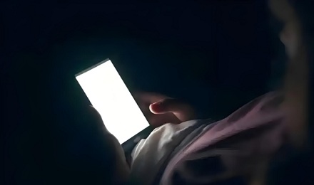 睡前刷手机 1 小时,失眠风险激增 50%?