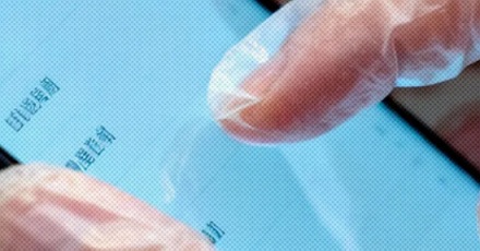 为啥戴了塑料手套就滑不动手机屏幕了?