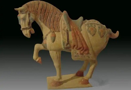 为什么唐三彩的马，尾巴都特别短？