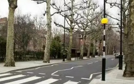 为什么英国很多路口没有红绿灯，只有一颗闪烁的黄球？