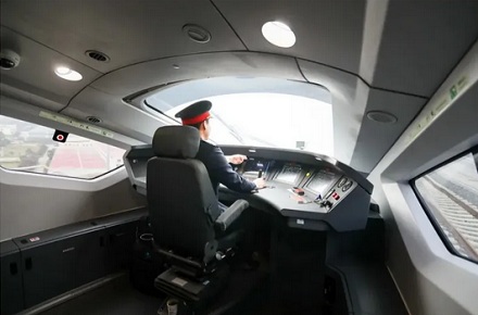 为什么高铁司机每 30 秒就要踩一次踏板？