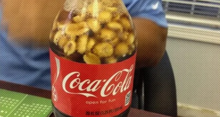 为什么国外忽然特别流行「可乐泡花生」？