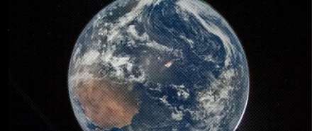 为啥新拍的地球全身照比 54 年前的灰了很多，是因为大气污染严重吗？