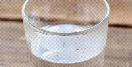 杯子只装过凉白开，为什么擦有橘红色的东西？