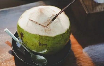 为啥椰子水是透明的，超市卖的椰汁却是乳白色的？