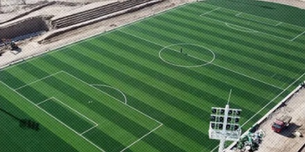 为什么足球场的草坪总是道深一道浅的？