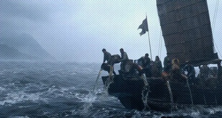 为什么古代水手遇到海难，会把船上的油倒进海里？