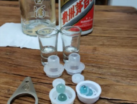 为什么茅台的瓶口要放两颗玻璃珠子？