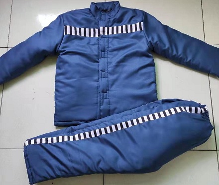 监狱里一年四季都穿什么衣服?