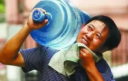 为什么担得动100斤的人,抬不动50斤的水?