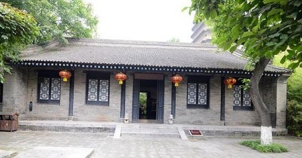 古代纸糊的窗户一捅就破,到风下雨怎么办?